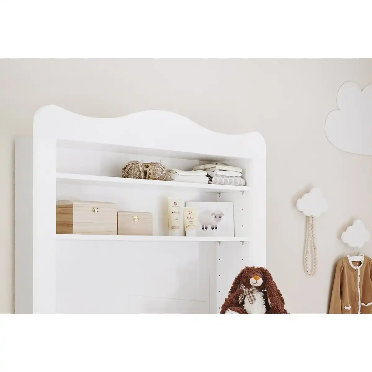 Kinderzimmer 'Florentina' extra breit groß, inkl. extra breites Regal
4-teilig: Kinderbett, extra breite Wickelkommode inkl. Extrabreites Regal, großer Kleiderschrank - HomeDesign Knaus