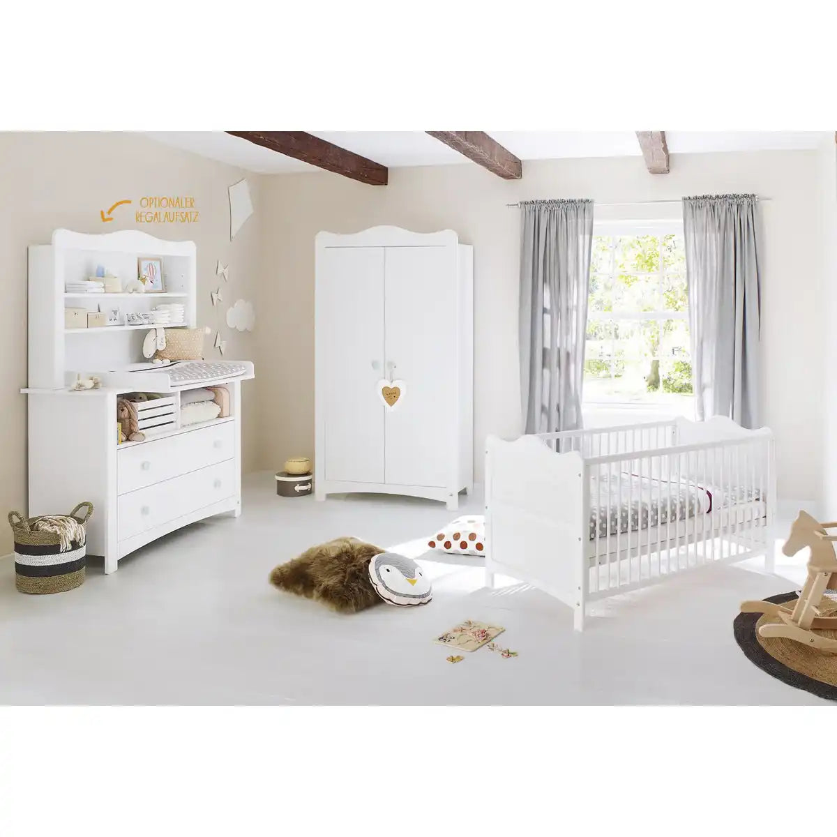 Kinderzimmer 'Florentina' extrabreit, inkl. extra breites Regal
4-teilig: Kinderbett, extra breite Wickelkommode inkl. Extra breites Regal, 2-türiger Kleiderschrank - HomeDesign Knaus