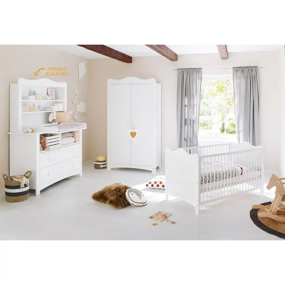 Kinderzimmer 'Florentina' extrabreit, inkl. extra breites Regal
4-teilig: Kinderbett, extra breite Wickelkommode inkl. Extra breites Regal, 2-türiger Kleiderschrank - HomeDesign Knaus