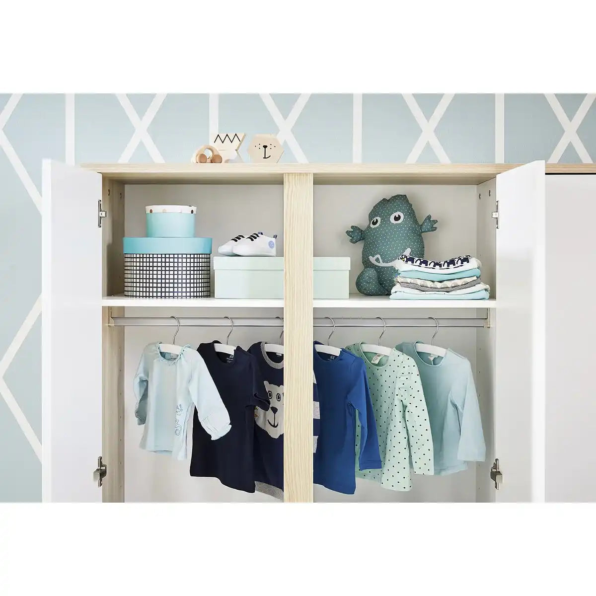 Kinderzimmer 'Flow' breit groß
3-teilig: Kinderbett, breite Wickelkommode, großer Kleiderschrank - HomeDesign Knaus