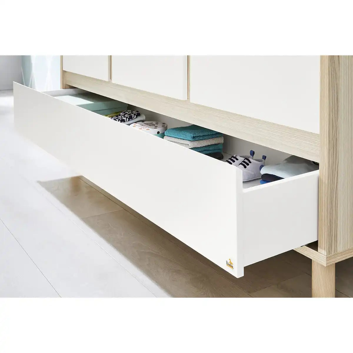 Kinderzimmer 'Flow' breit groß
3-teilig: Kinderbett, breite Wickelkommode, großer Kleiderschrank - HomeDesign Knaus