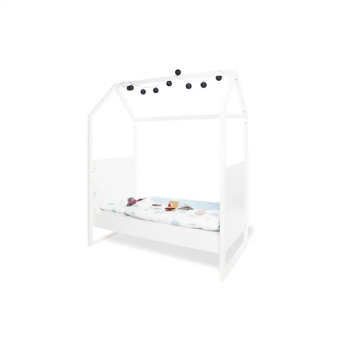 Kinderzimmer 'Hilda & Pan' extra breit groß, weiß
3-teilig: Hausbett, extra breite Wickelkommode, großer Kleiderschrank - HomeDesign Knaus