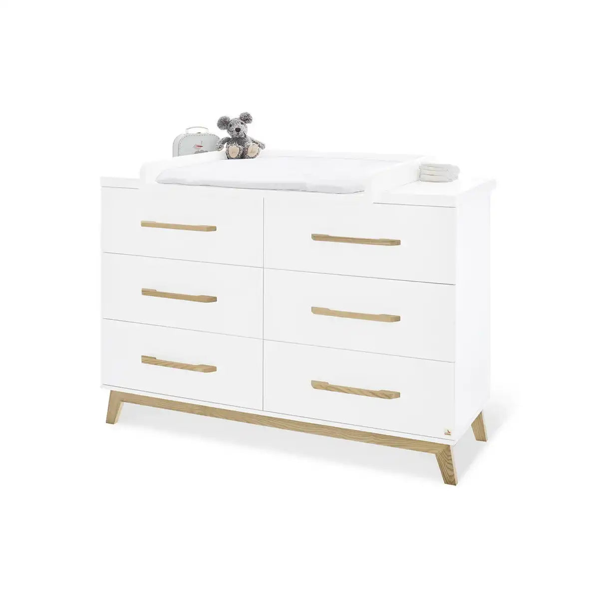 Kinderzimmer 'Hilda & Riva' extra breit groß, weiß
3-teilig: Kinderbett, extra breite Wickelkommode, großer Kleiderschrank - HomeDesign Knaus