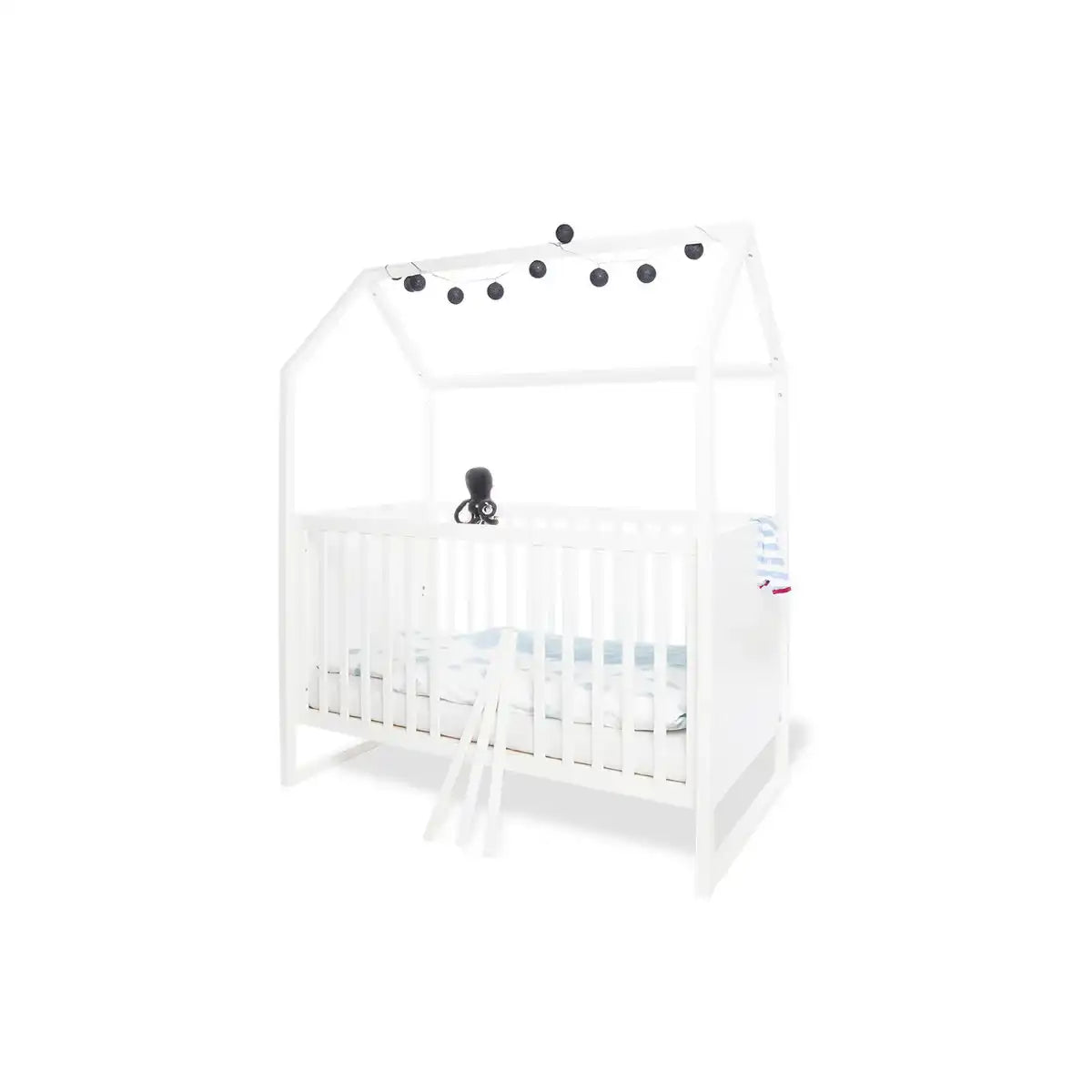 Kinderzimmer 'Hilda & Riva' extra breit groß, weiß
3-teilig: Kinderbett, extra breite Wickelkommode, großer Kleiderschrank - HomeDesign Knaus