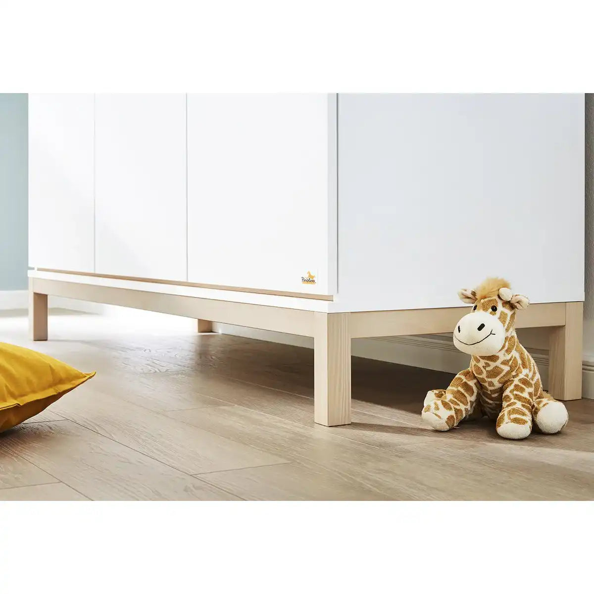 Kinderzimmer 'Light' breit groß
3-teilig: Kinderbett, breite Wickelkommode, großer Kleiderschrank - HomeDesign Knaus