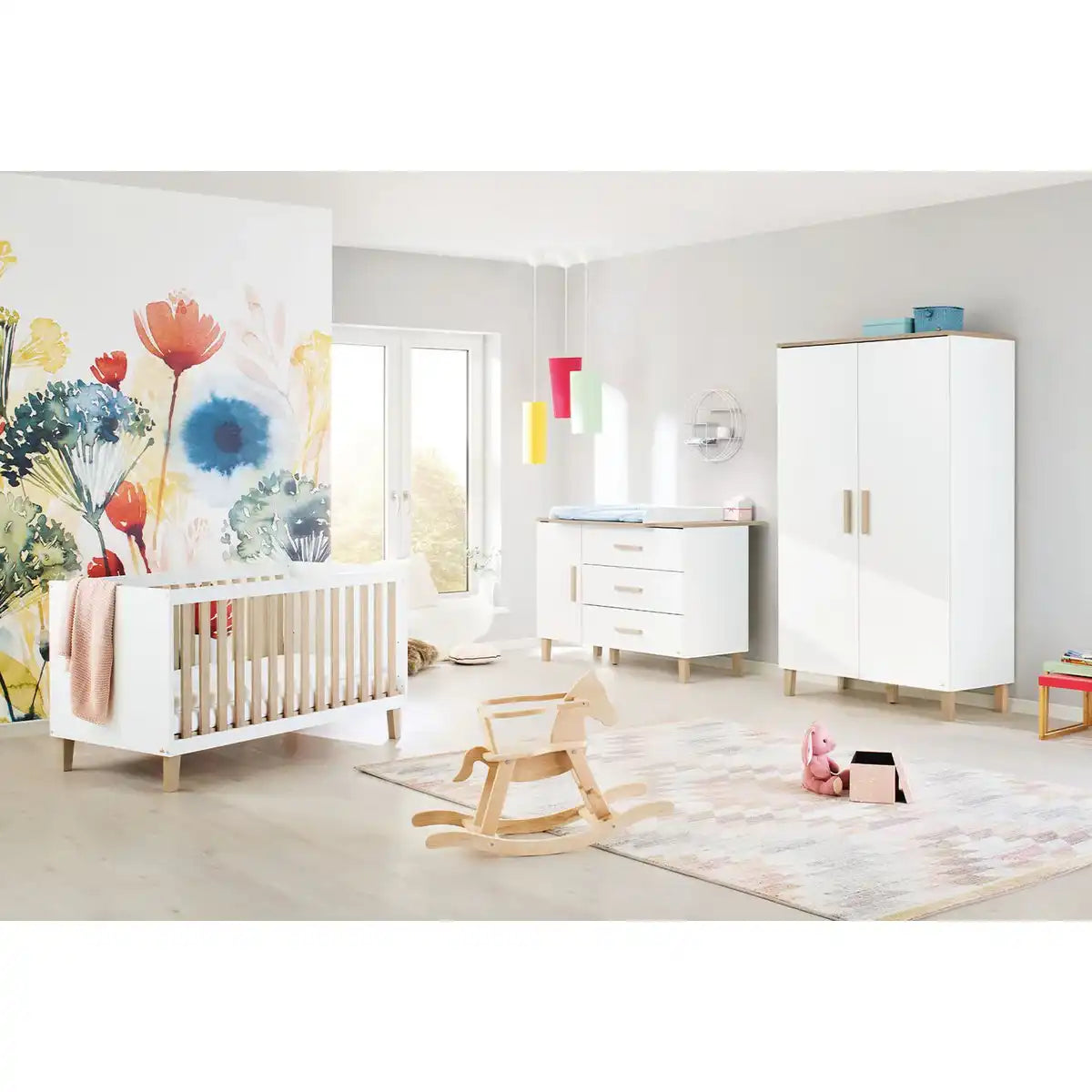 Kinderzimmer 'Lumi' extra breit
3-teilig: Kinderbett, extra breite Wickelkommode, 2-türiger Kleiderschrank - HomeDesign Knaus