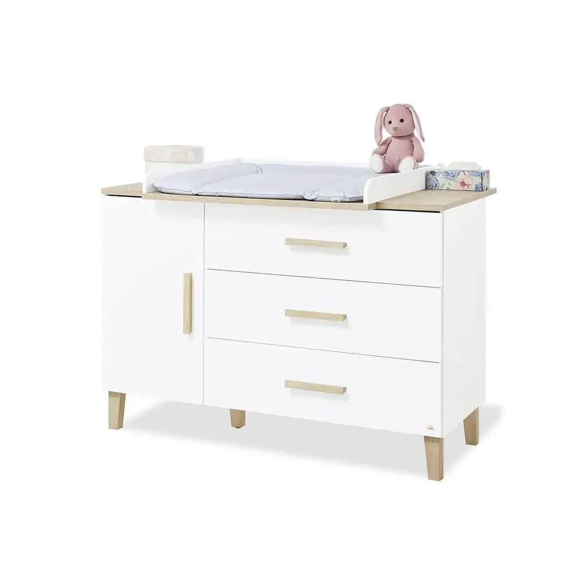 Kinderzimmer 'Lumi' extra breit groß
3-teilig: Kinderbett, extra breite Wickelkommode, großer Kleiderschrank - HomeDesign Knaus