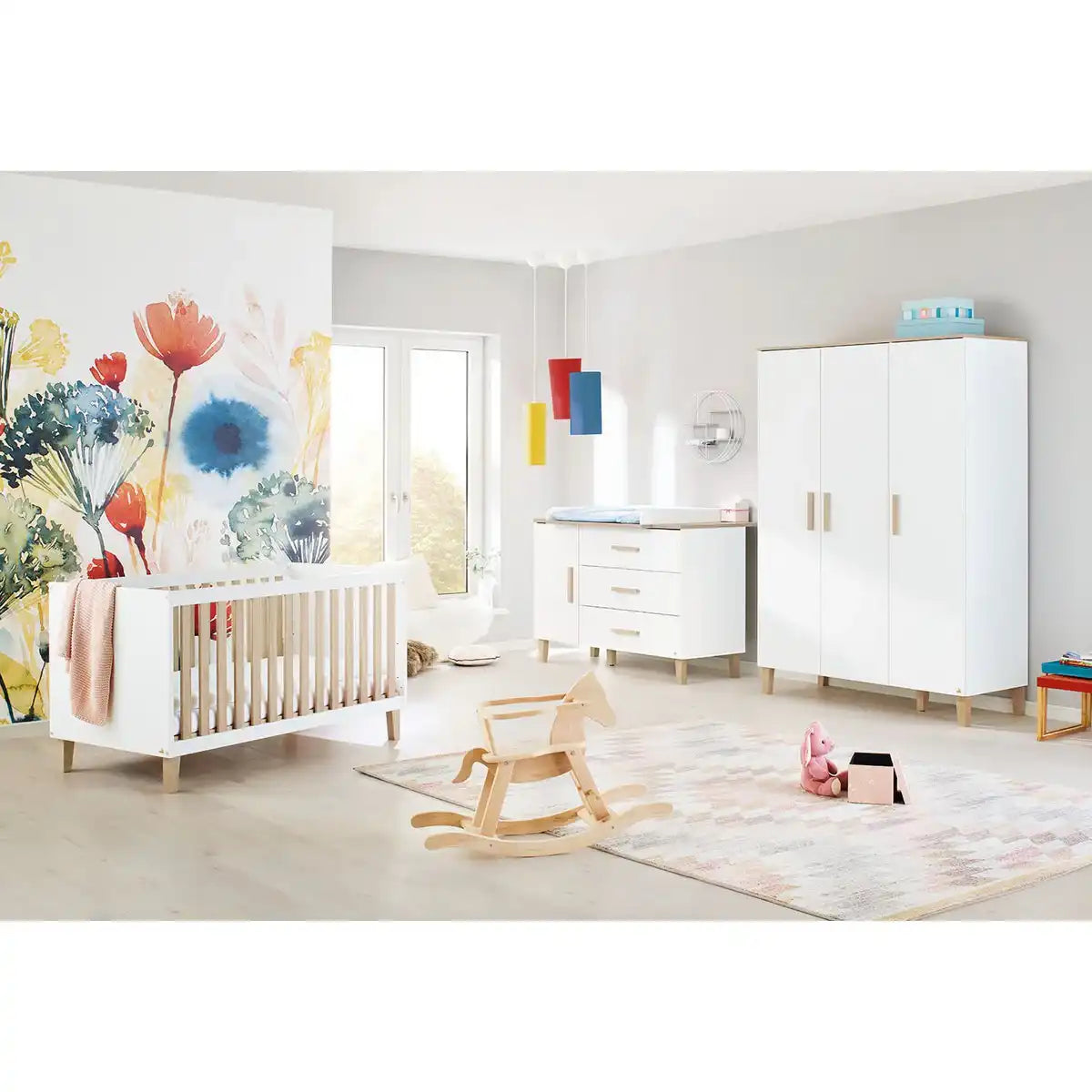 Kinderzimmer 'Lumi' extra breit groß
3-teilig: Kinderbett, extra breite Wickelkommode, großer Kleiderschrank - HomeDesign Knaus