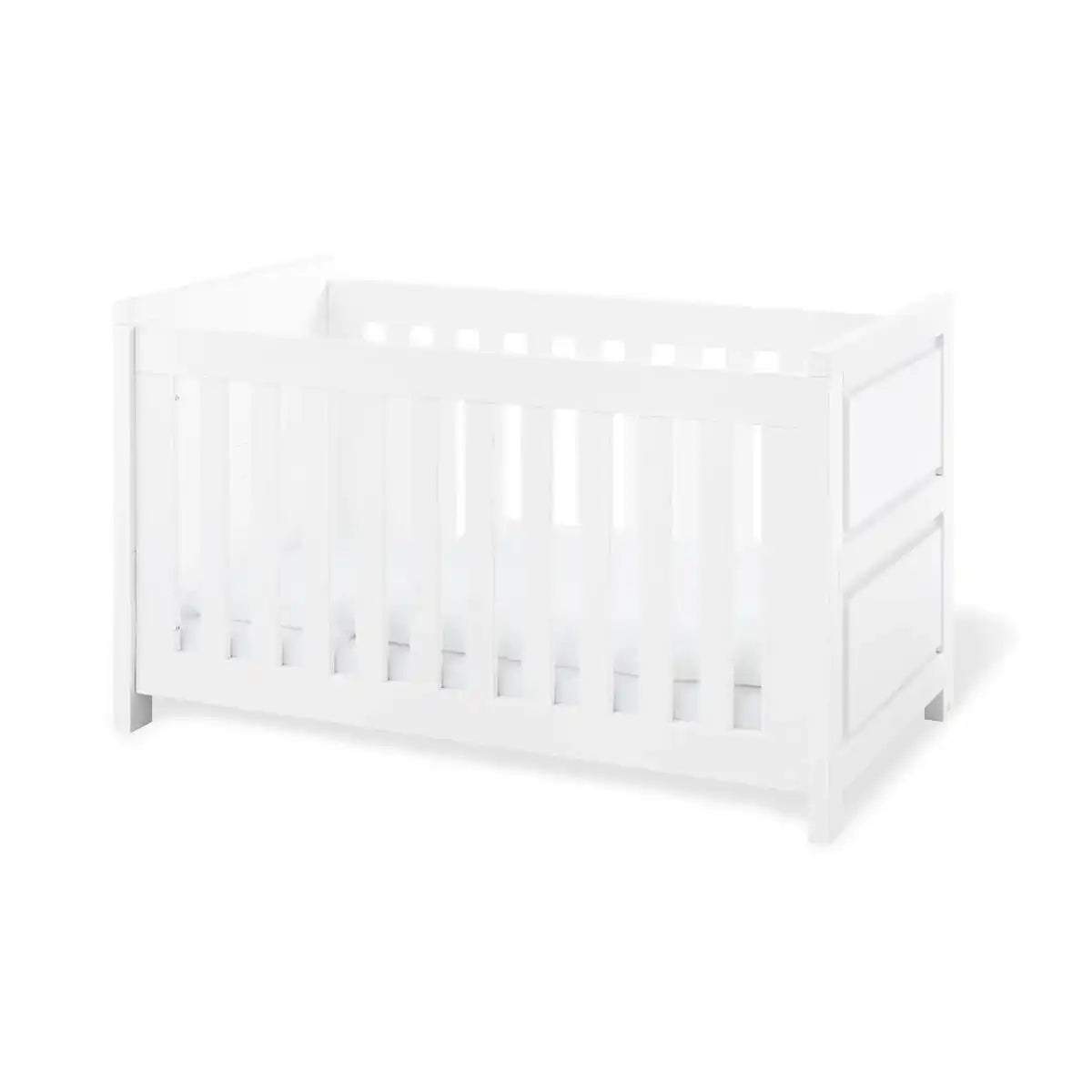 Kinderzimmer 'Milk' extra breit groß, inkl. Wandregal
4-teilig: Kinderbett, extra breite Wickelkommode, großer Kleiderschrank, Wandregal - HomeDesign Knaus