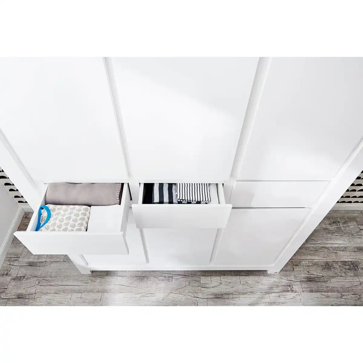 Kinderzimmer 'Milk' extra breit groß, inkl. Wandregal
4-teilig: Kinderbett, extra breite Wickelkommode, großer Kleiderschrank, Wandregal - HomeDesign Knaus