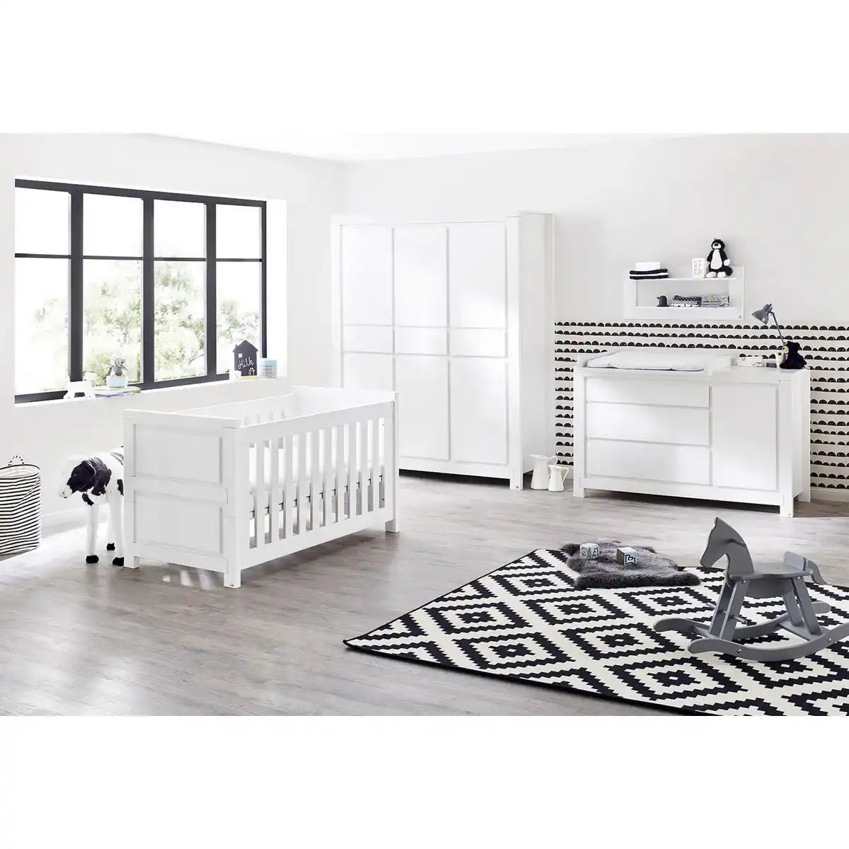 Kinderzimmer 'Milk' extra breit groß, inkl. Wandregal
4-teilig: Kinderbett, extra breite Wickelkommode, großer Kleiderschrank, Wandregal - HomeDesign Knaus
