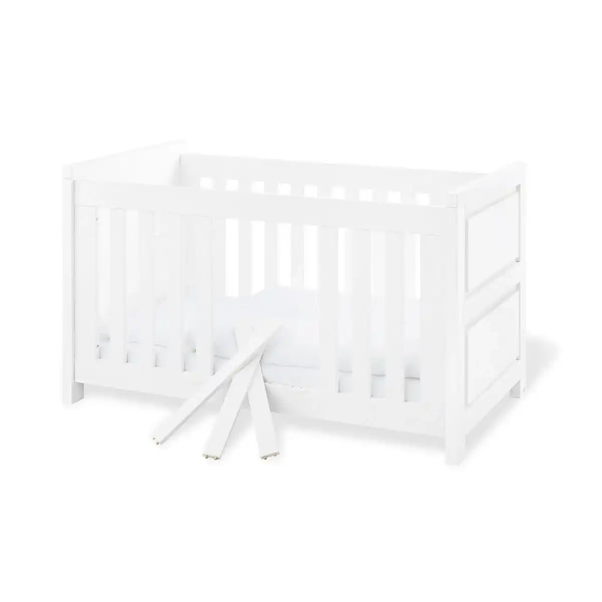 Kinderzimmer 'Milk' extra breit groß, inkl. Wandregal
4-teilig: Kinderbett, extra breite Wickelkommode, großer Kleiderschrank, Wandregal - HomeDesign Knaus
