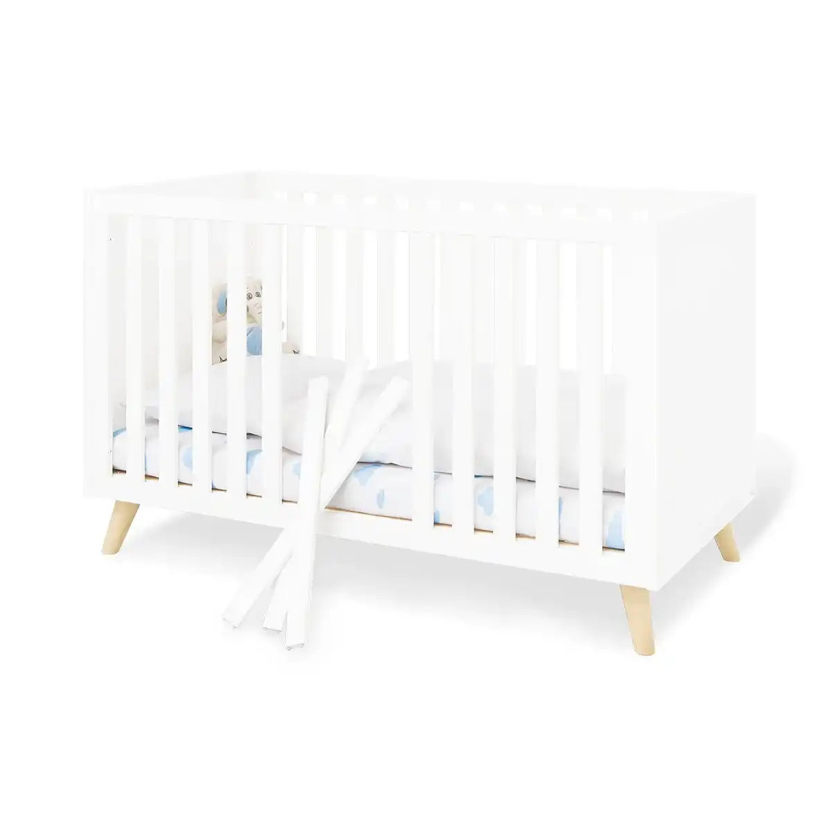 Kinderzimmer 'Move' breit groß, inkl. Wandregal
4-teilig: Kinderbett, breite Wickelkommode, großer Kleiderschrank, Wandregal - HomeDesign Knaus