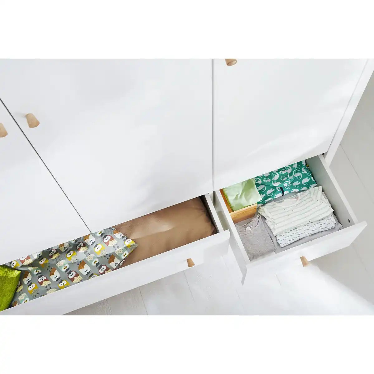 Kinderzimmer 'Pfanne' extra breit groß
3-teilig: Kinderbett, extra breite Wickelkommode, großer Kleiderschrank - HomeDesign Knaus