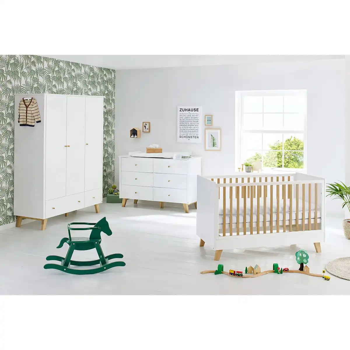 Kinderzimmer 'Pfanne' extra breit groß
3-teilig: Kinderbett, extra breite Wickelkommode, großer Kleiderschrank - HomeDesign Knaus