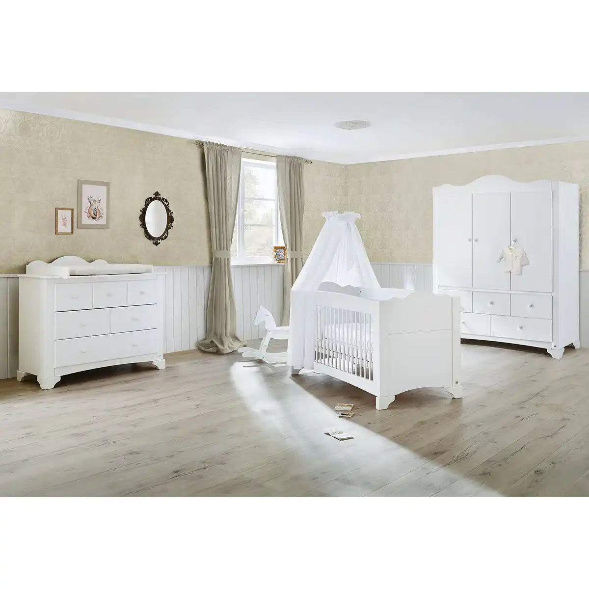 Kinderzimmer 'Pino' breit groß mit 3 Türen
3-teilig: Kinderbett, breite Wickelkommode, großer Kleiderschrank mit 3 Türen - HomeDesign Knaus