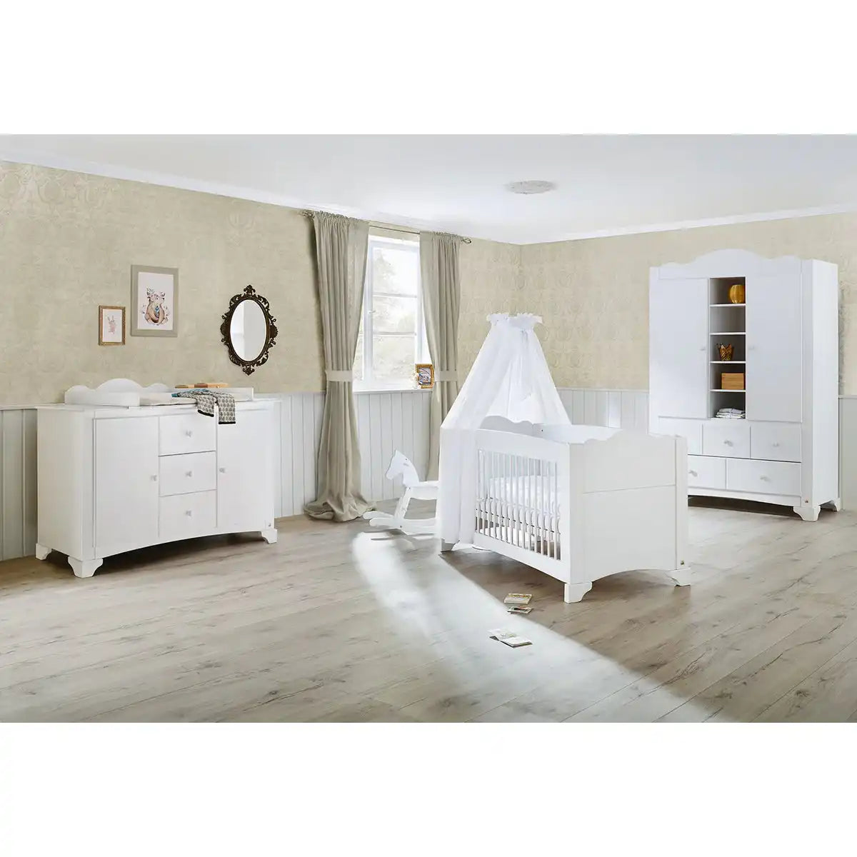 Kinderzimmer 'Pino' extra breit groß
3-teilig: Kinderbett, extra breite Wickelkommode, großer Kleiderschrank - HomeDesign Knaus