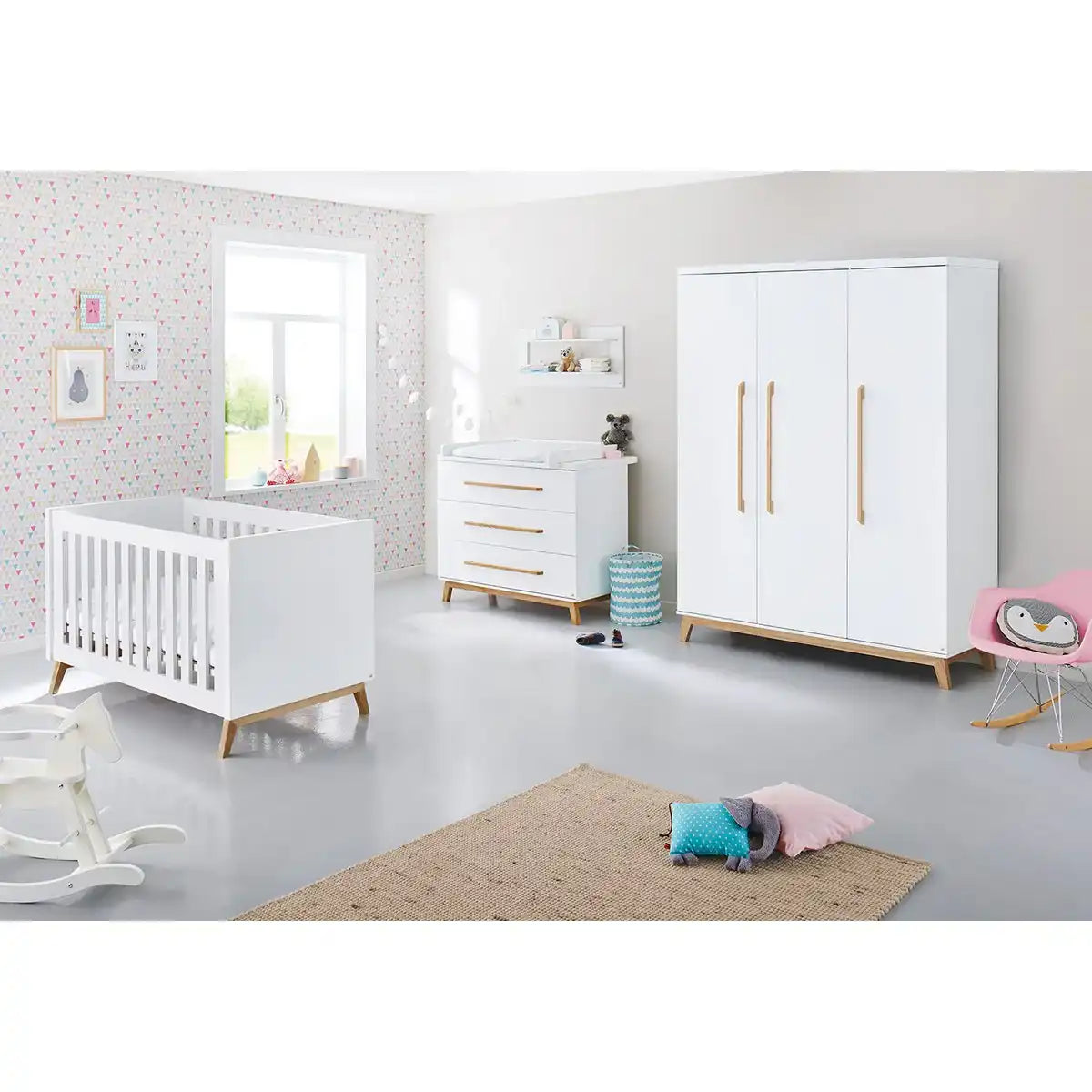 Kinderzimmer 'Riva' breit groß, inkl. Wandregal
4-teilig: Kinderbett, breite Wickelkommode, großer Kleiderschrank, Wandregal - HomeDesign Knaus