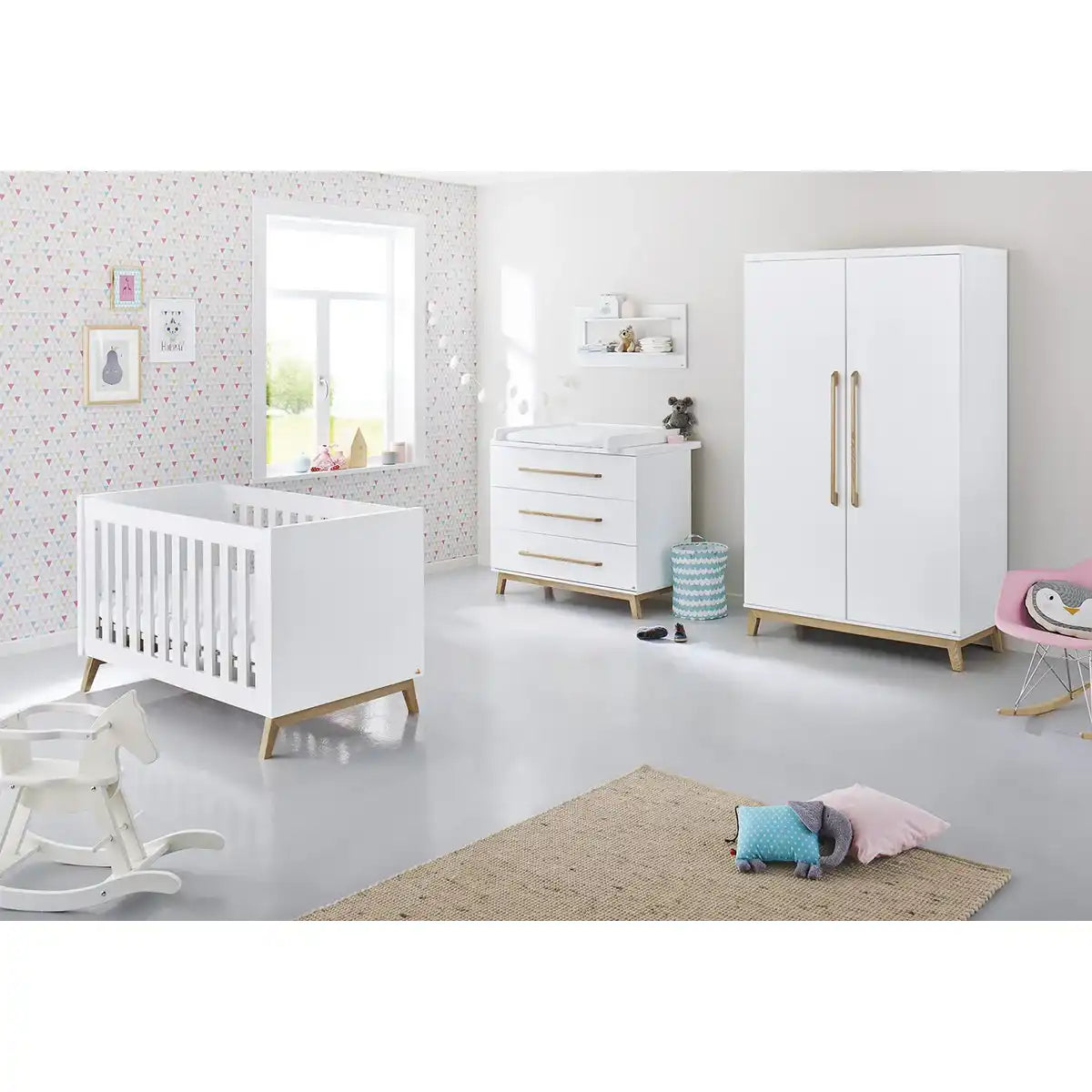 Kinderzimmer 'Riva' breit, inkl. Wandregal
4-teilig: Kinderbett, breite Wickelkommode, 2-türiger Kleiderschrank, Wandregal - HomeDesign Knaus