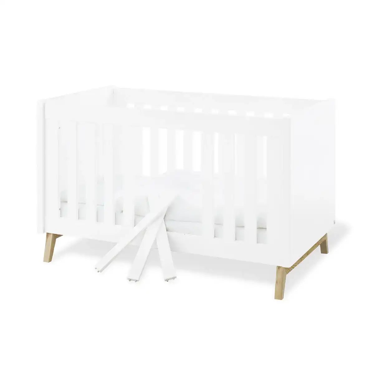Kinderzimmer 'Riva' extra breit groß
3-teilig: Kinderbett, extra breite Wickelkommode, großer Kleiderschrank - HomeDesign Knaus