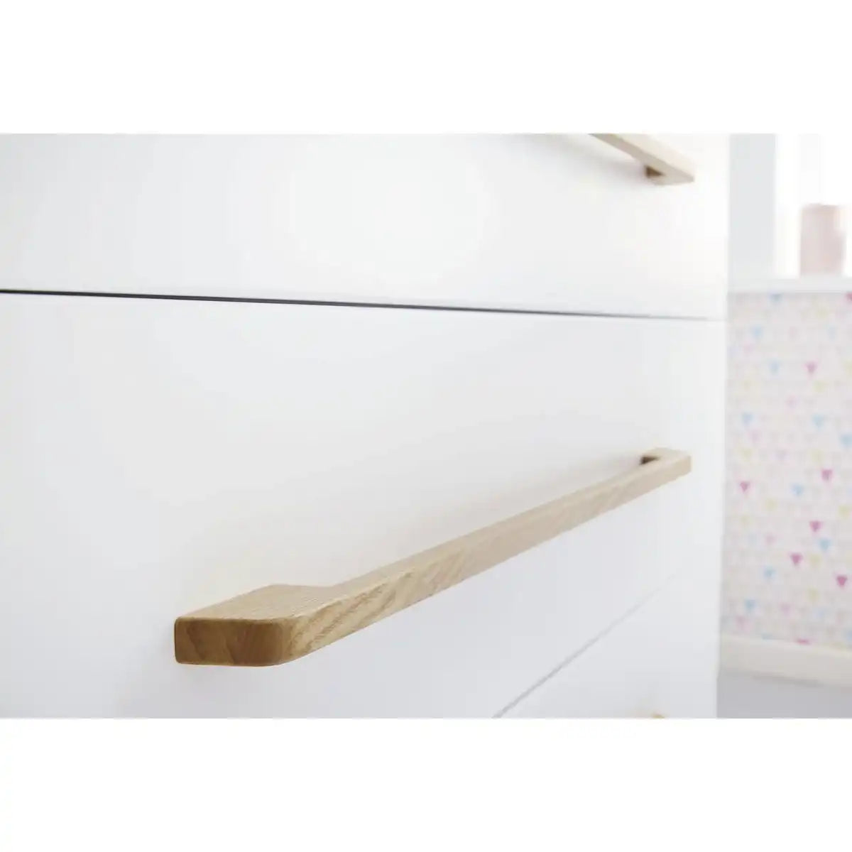 Kinderzimmer 'Riva' extra breit groß
3-teilig: Kinderbett, extra breite Wickelkommode, großer Kleiderschrank - HomeDesign Knaus