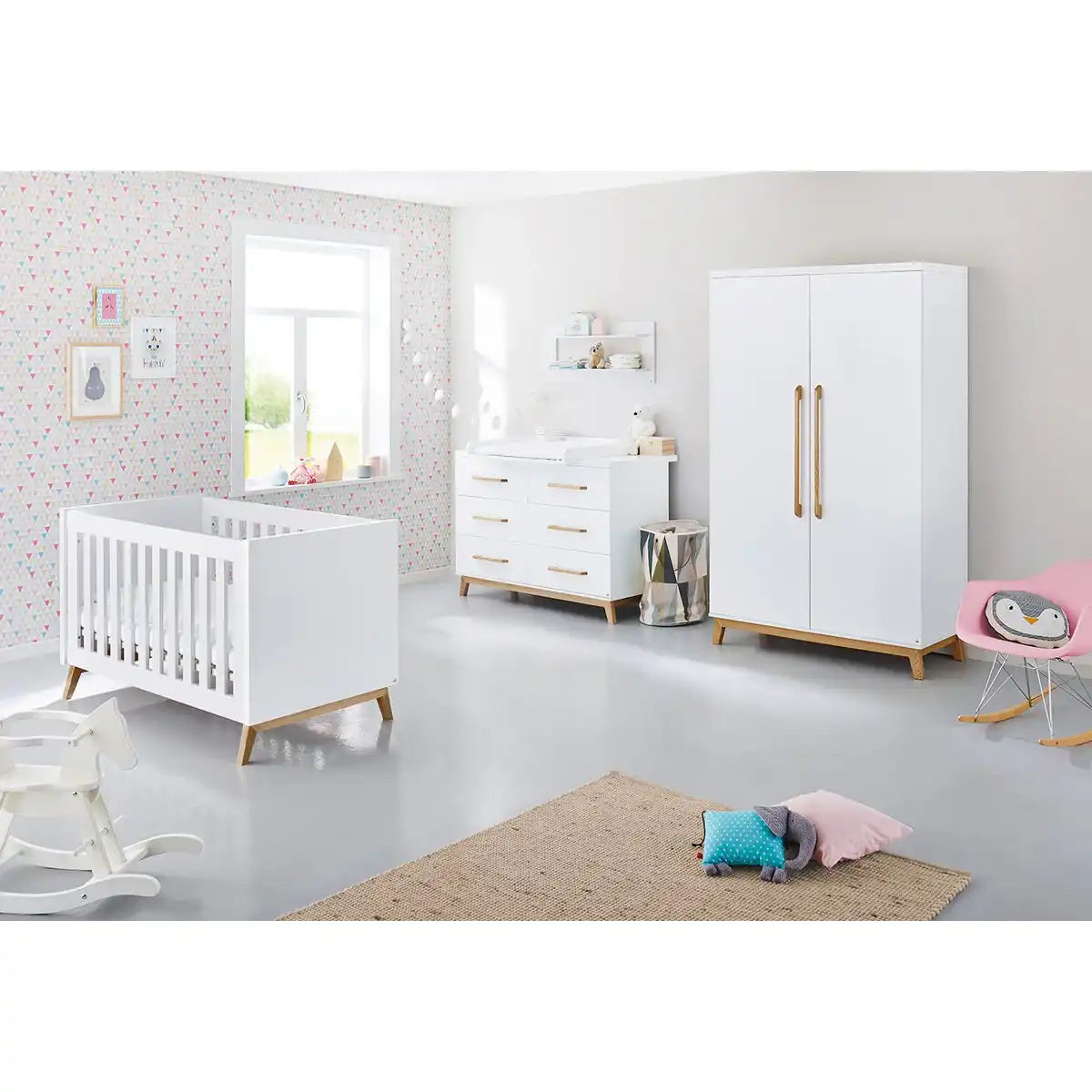 Kinderzimmer 'Riva' extrabreit, inkl. Wandregal
4-teilig: Kinderbett, extra breite Wickelkommode, 2-türiger Kleiderschrank, Wandregal - HomeDesign Knaus