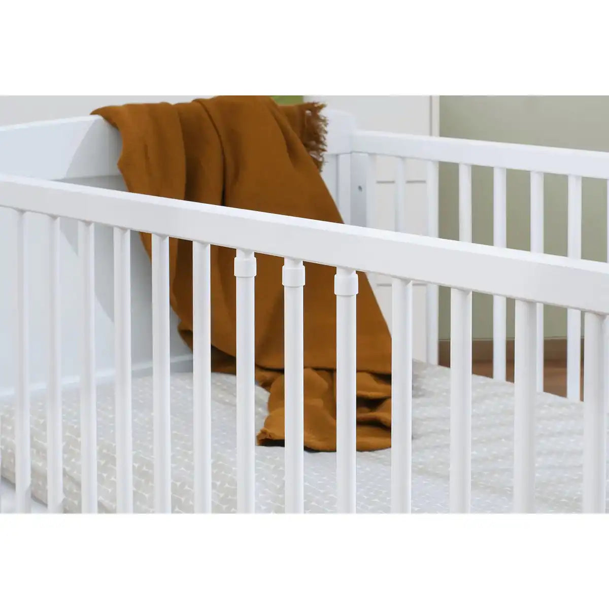 Kinderzimmer 'Viktoria'3-teilig: Kinderbett, Wickelkommode, 2-türiger Kleiderschrank - HomeDesign Knaus