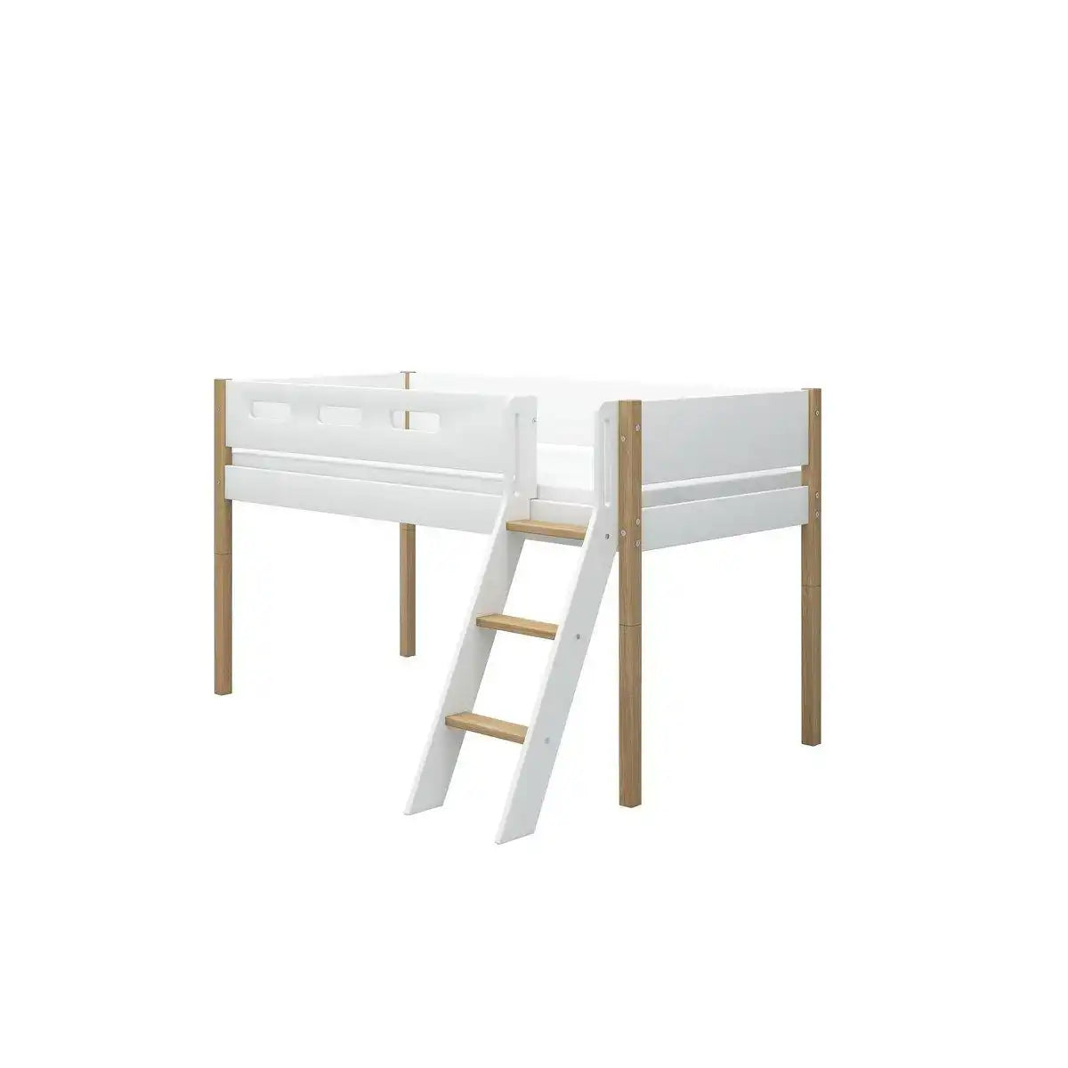 Mittelhohes Bett m. schräge Leiter - HomeDesign Knaus