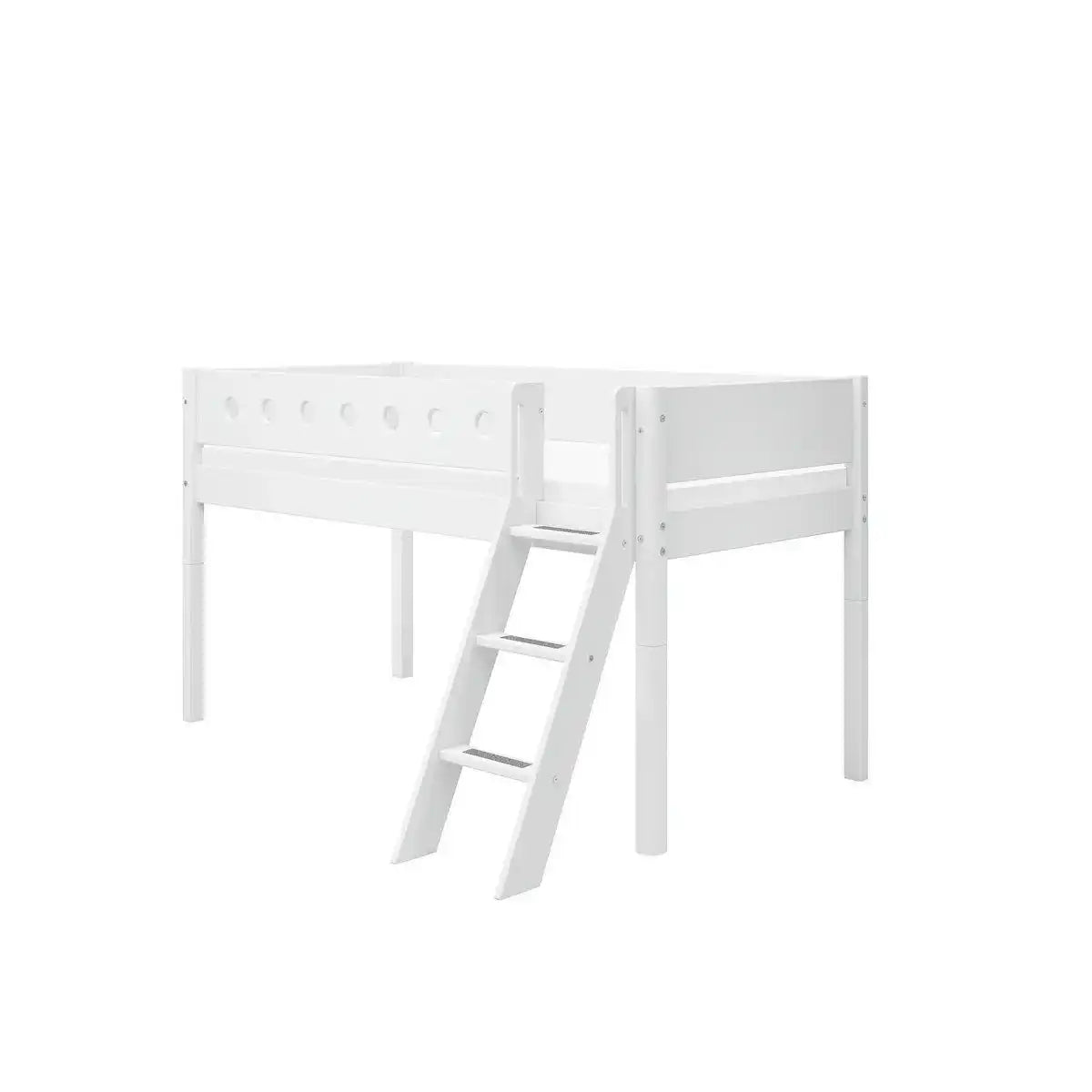Mittelhohes Bett m. schräge Leiter - HomeDesign Knaus