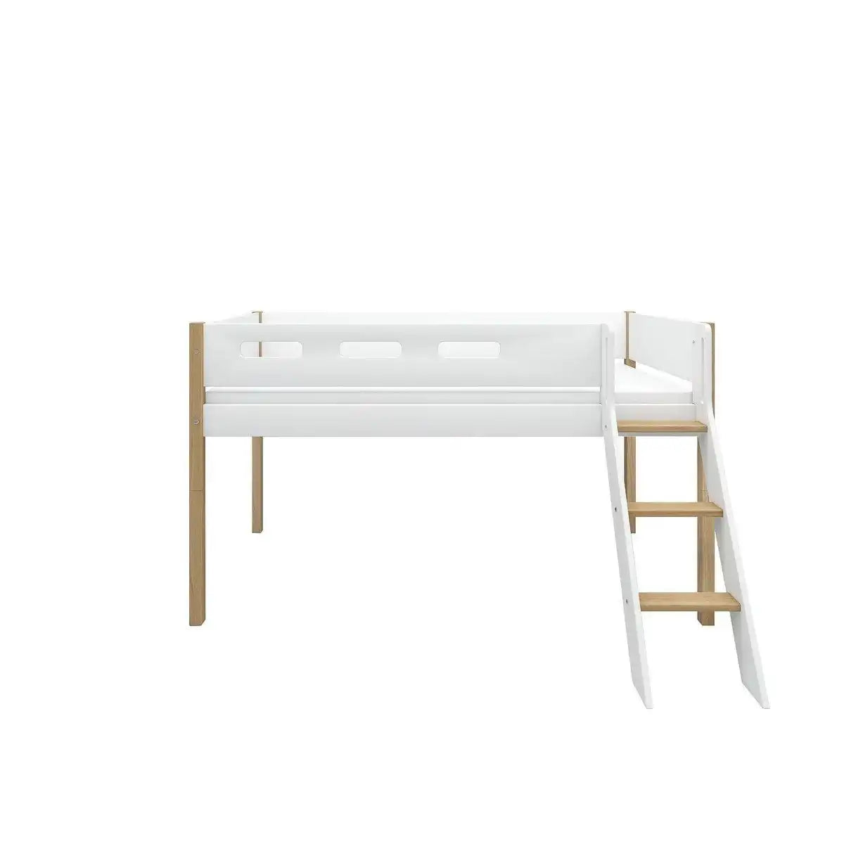 Mittelhohes Bett m. schräge Leiter - HomeDesign Knaus