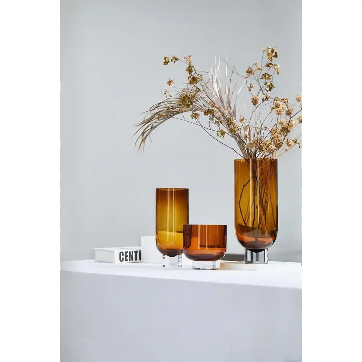Moderne luxuriöse zylindrische Vase auf solidem Sockel, schlichtes Design, bernsteinfarben, OMA28AM - HomeDesign Knaus