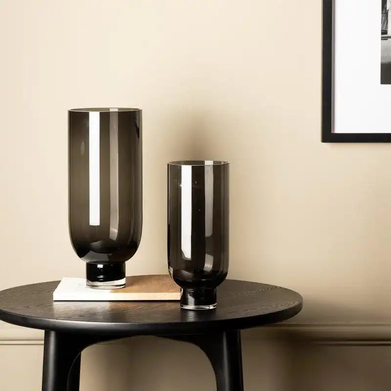 Schlichte moderne Glasvase, zylindrische Form auf elegantem Sockel, dunkelgrau, OMAHA14GR - HomeDesign Knaus