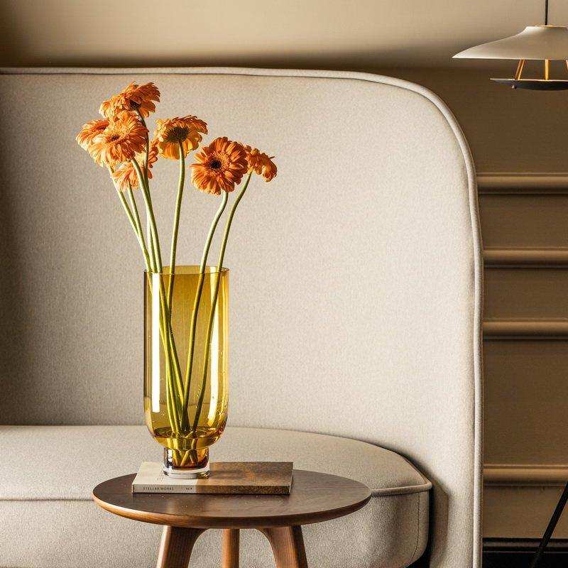 Schlichte moderne Glasvase, zylindrische Form auf festem Sockel, warmes Dunkelorange, OMAHA14AM - HomeDesign Knaus