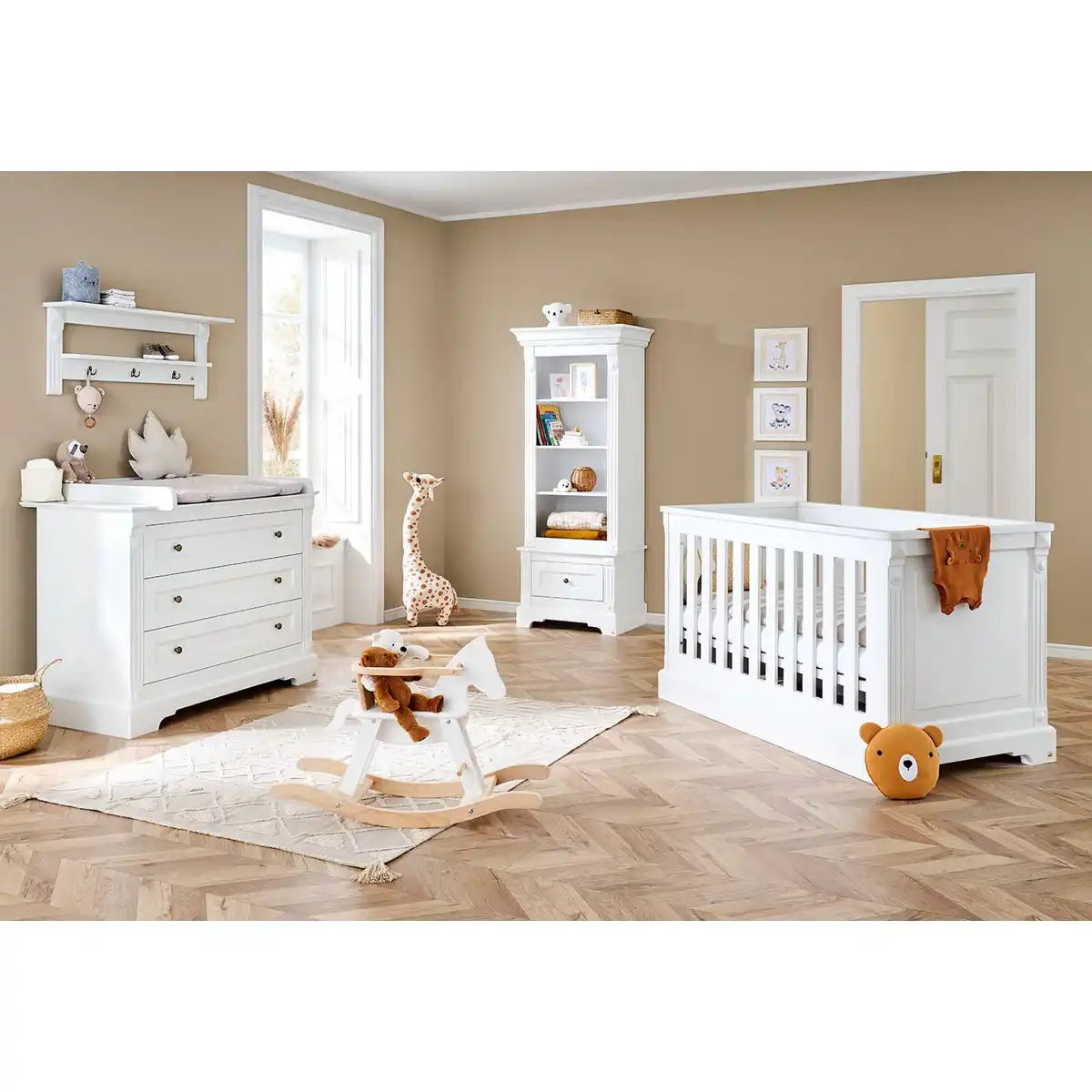 Starter-Set 'Emilia' breit, inkl. Wandregal
3-teilig: Kinderbett, breite Wickelkommode, Wandregal - HomeDesign Knaus