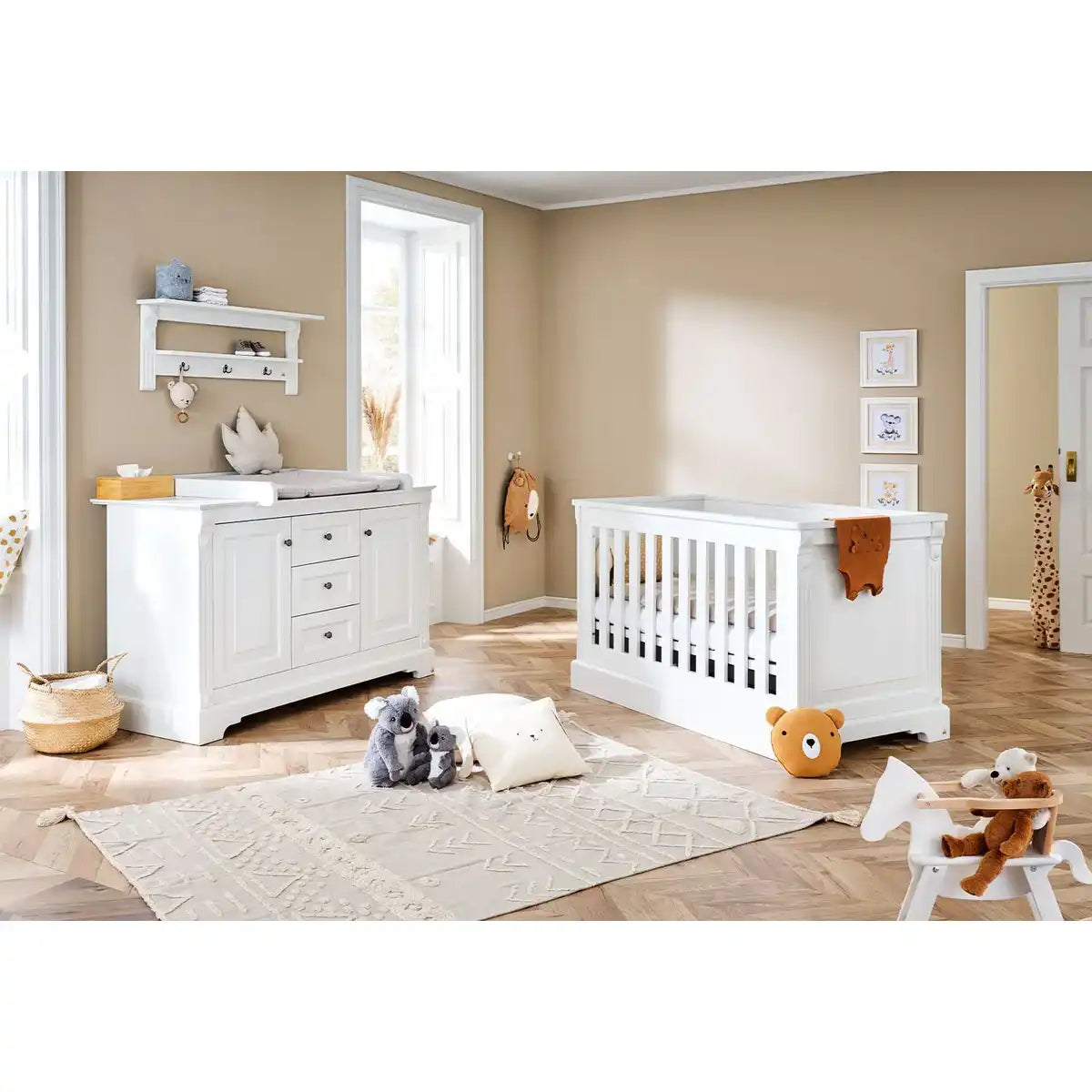 Starter-Set 'Emilia' extrabreit, inkl. Wandregal
3-teilig: Kinderbett, extra breite Wickelkommode, Wandregal - HomeDesign Knaus