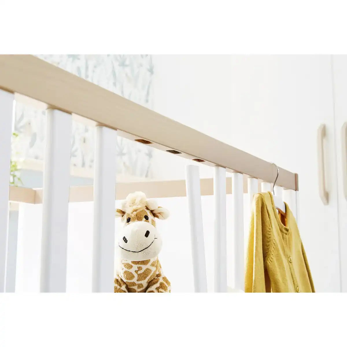 Starter-Set 'Light' breit
2-teilig: Kinderbett, breite Wickelkommode - HomeDesign Knaus