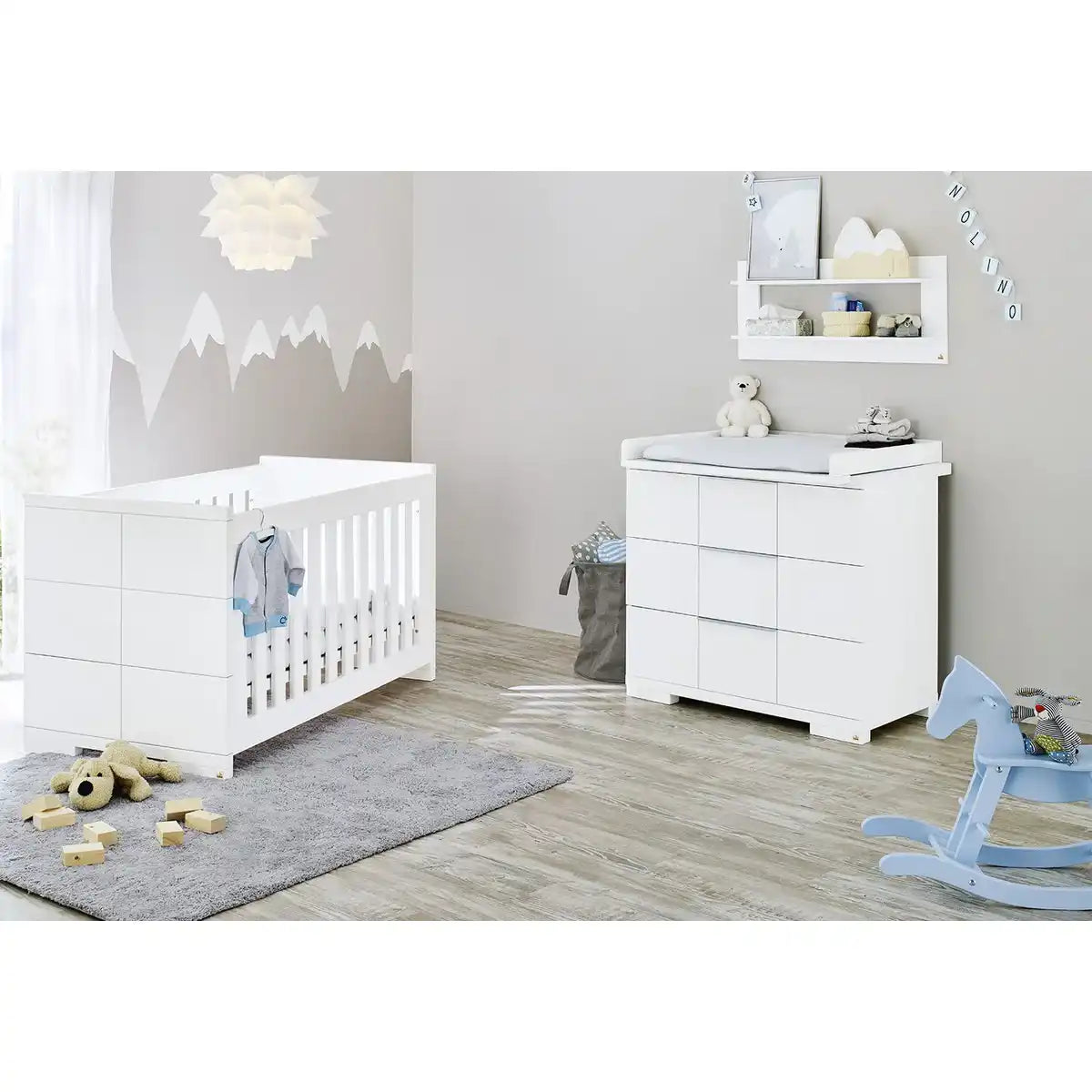 Starter-Set 'Polar' breit, inkl. Wandregal
3-teilig: Kinderbett, breite Wickelkommode, Wandregal - HomeDesign Knaus