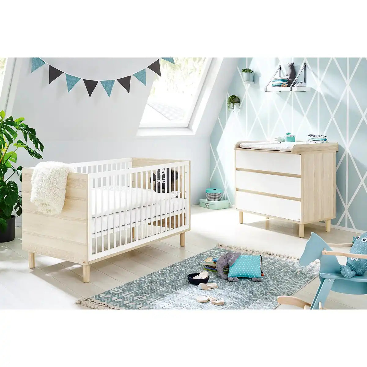 Starterset 'Flow' breit
2-teilig: Kinderbett, breite Wickelkommode - HomeDesign Knaus