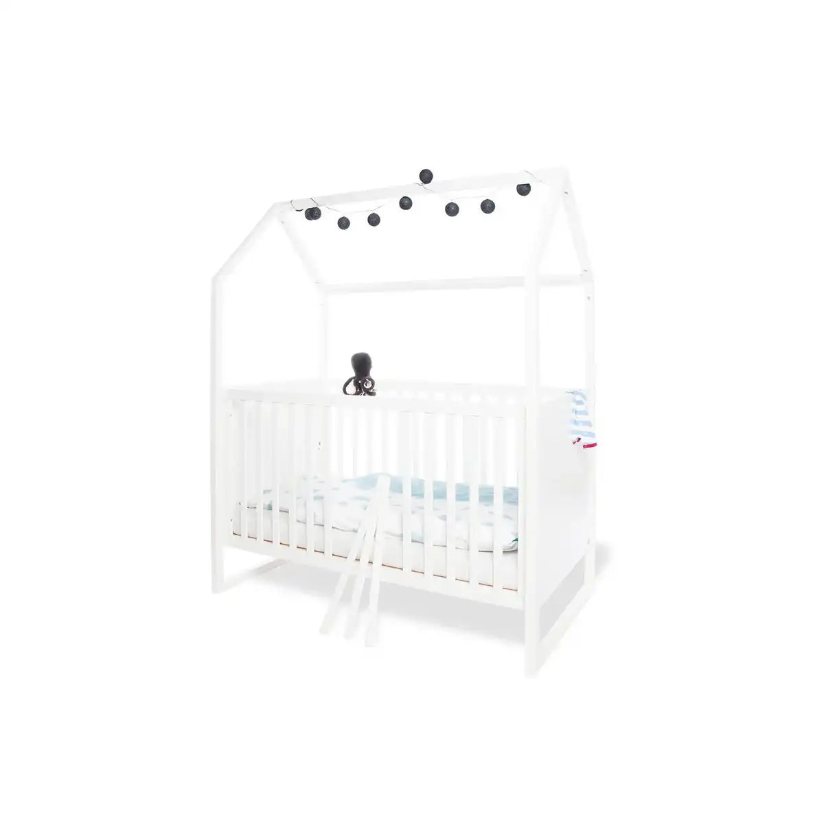 Starterset 'Hilda & Pan' breit, weiß
2-teilig: Hausbett, breite Wickelkommode - HomeDesign Knaus