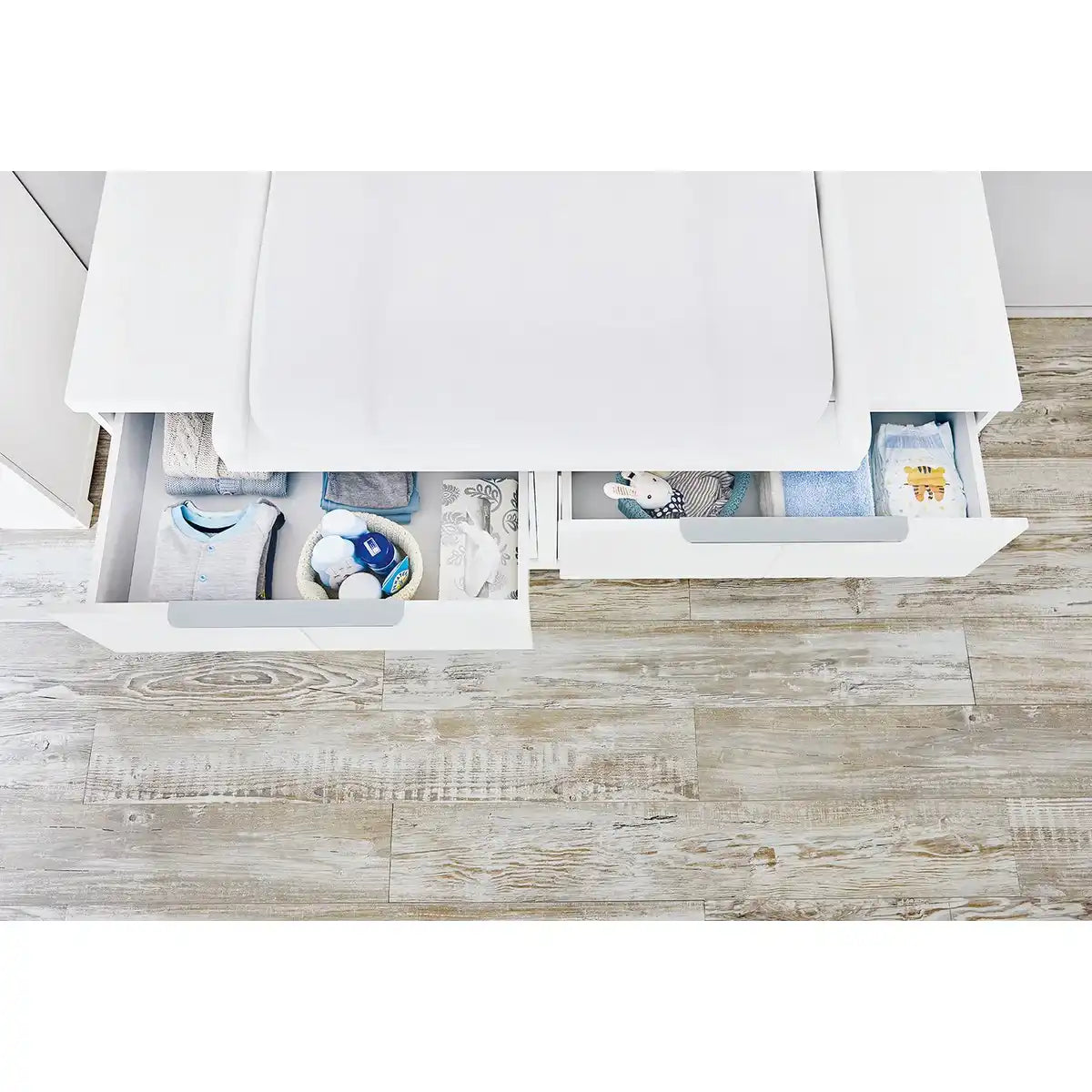 Starterset 'Polar' extrabreit, inkl. Wandregal
3-teilig: Kinderbett, extra breite Wickelkommode, Wandregal - HomeDesign Knaus