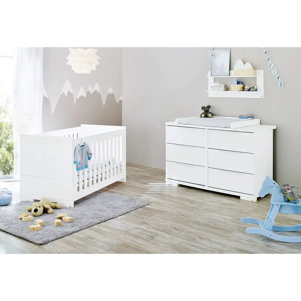Starterset 'Polar' extrabreit, inkl. Wandregal
3-teilig: Kinderbett, extra breite Wickelkommode, Wandregal - HomeDesign Knaus