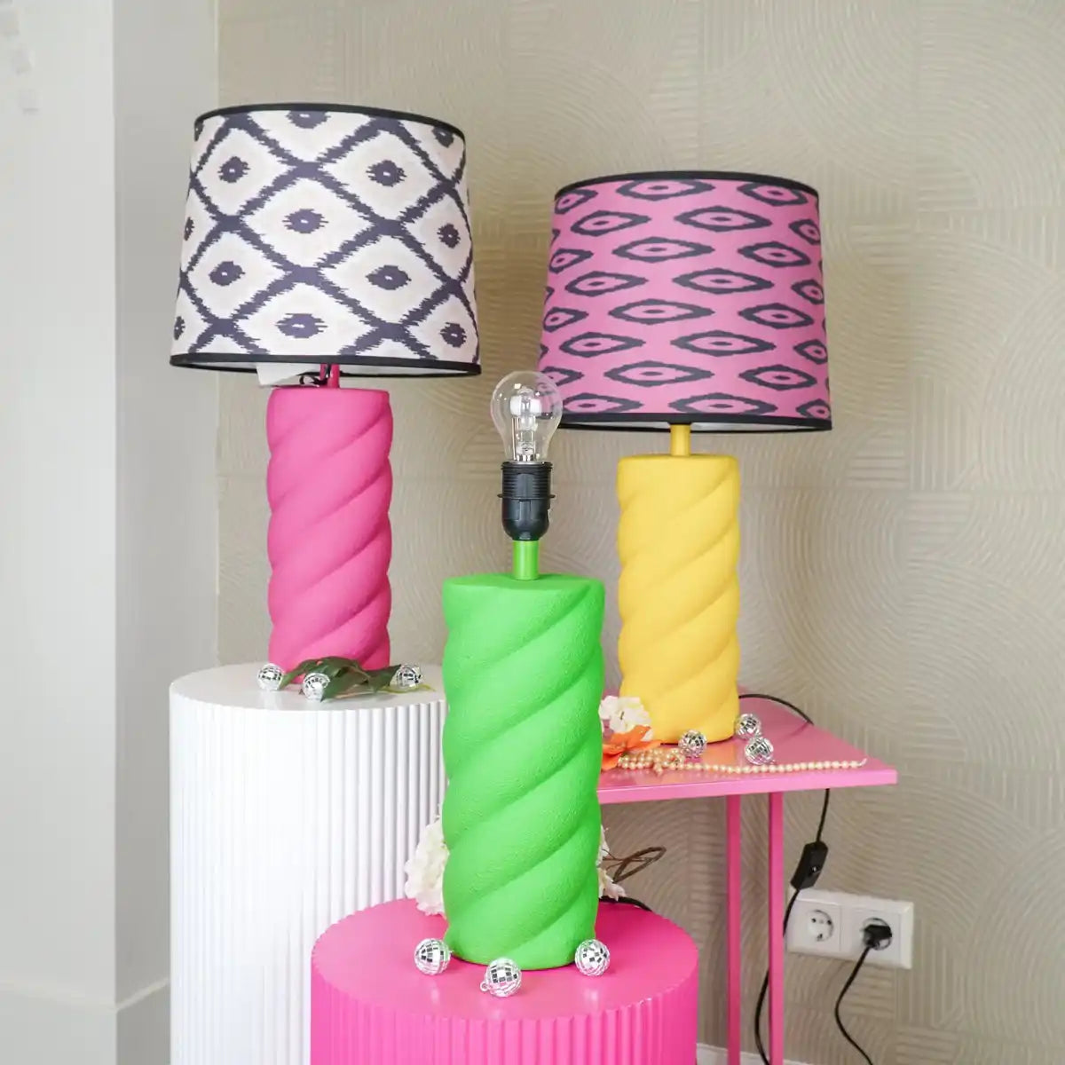 Tischlampe - Keramik - Neonrosa - E27- 12x12x28cm - HomeDesign Knaus