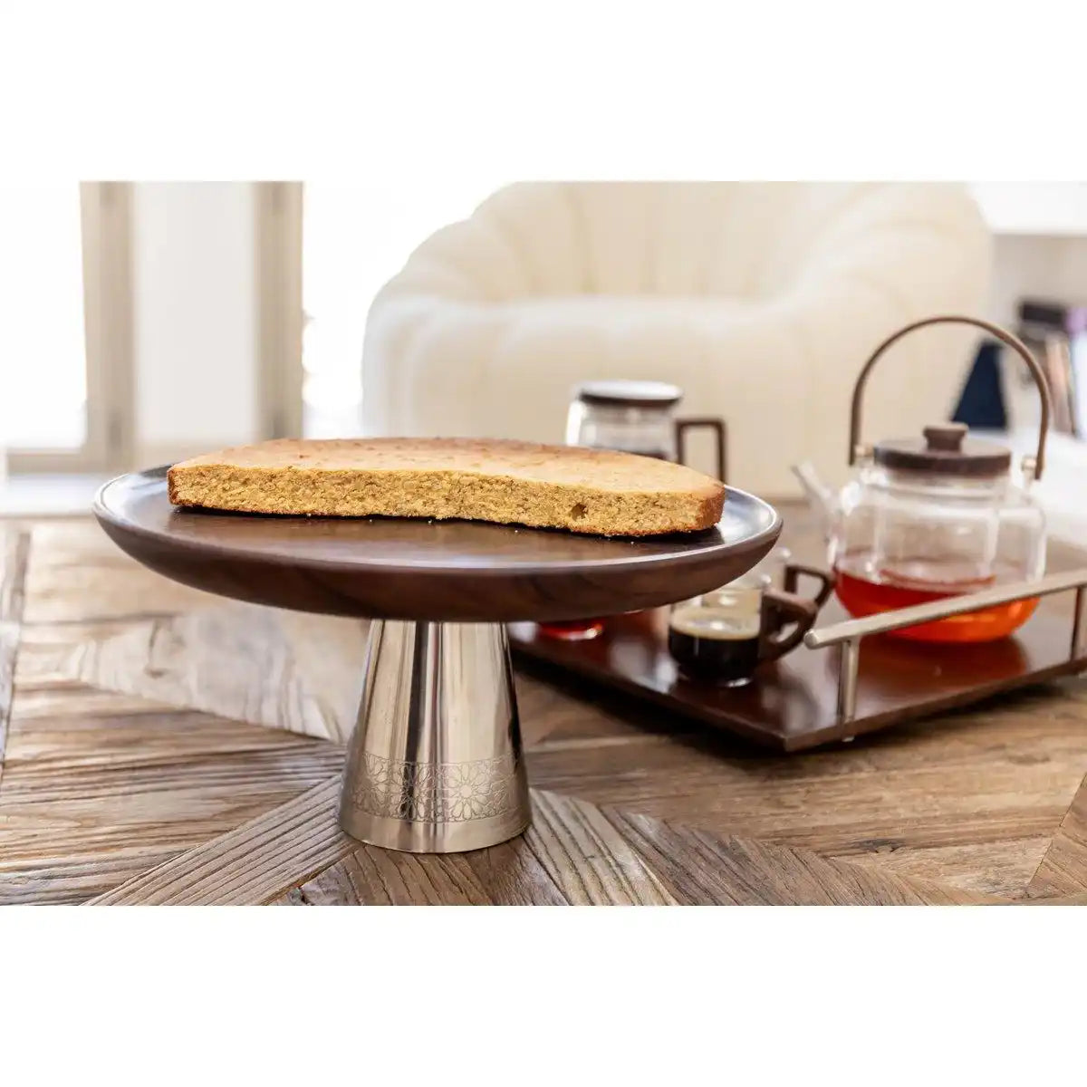 Tortenform aus Holz auf silbernem Metallständer, 30 x 30 x 14,5 cm - HomeDesign Knaus