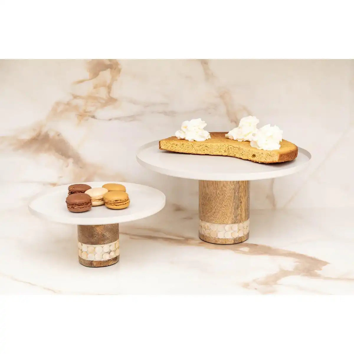 WEISSE TORTENFORM AUF HOLZSTÄNDER, GROSSES MODELL 30X30X15CM - HomeDesign Knaus