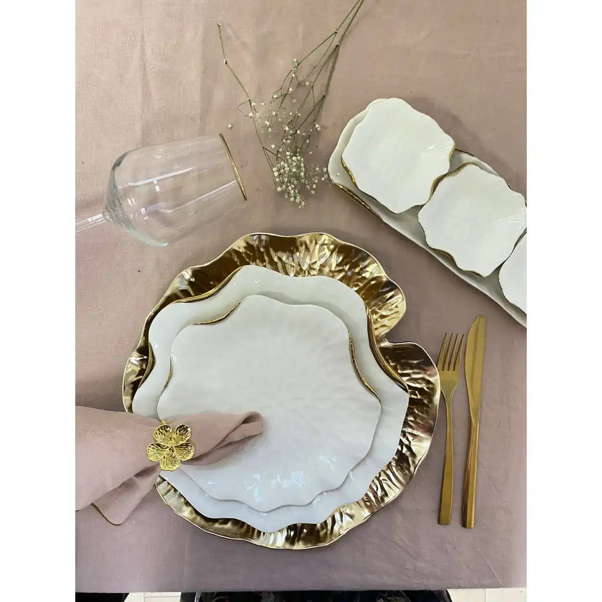 Weißer Dessertteller aus Porzellan mit goldenem Rand - HomeDesign Knaus