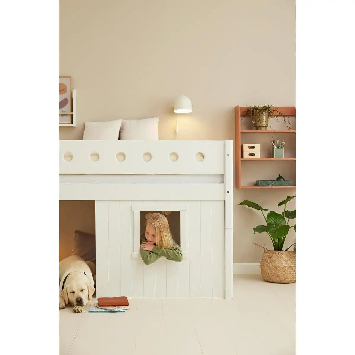 Weißes mittleres Bett mit Baumhaus, schräge Leiter, 90x200 cm, weiß - HomeDesign Knaus