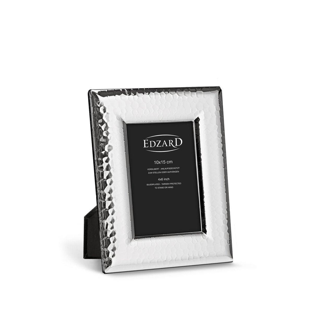 EDZARD Fotorahmen Positano, gehämmert, für Foto 10 x 15 cm, edel versilbert, anlaufgeschützt, 2 Aufhänger - HomeDesign Knaus