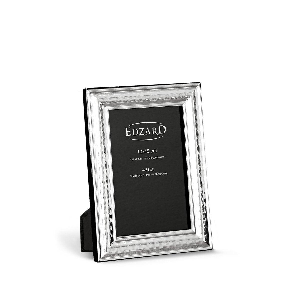 EDZARD Fotorahmen Urbino für Foto 10 x 15 cm, edel versilbert, anlaufgeschützt, mit 2 Aufhängern - HomeDesign Knaus