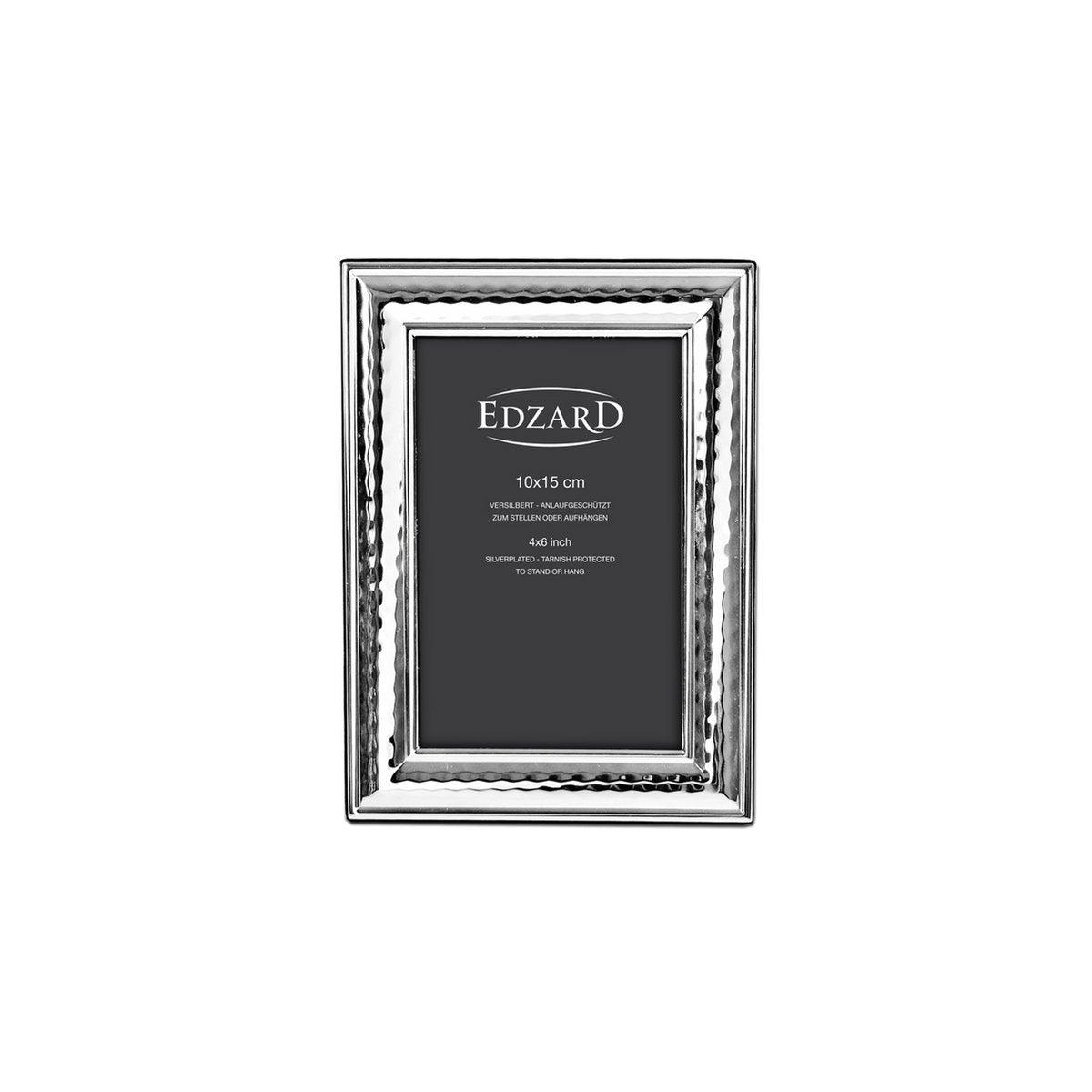 EDZARD Fotorahmen Urbino für Foto 10 x 15 cm, edel versilbert, anlaufgeschützt, mit 2 Aufhängern - HomeDesign Knaus