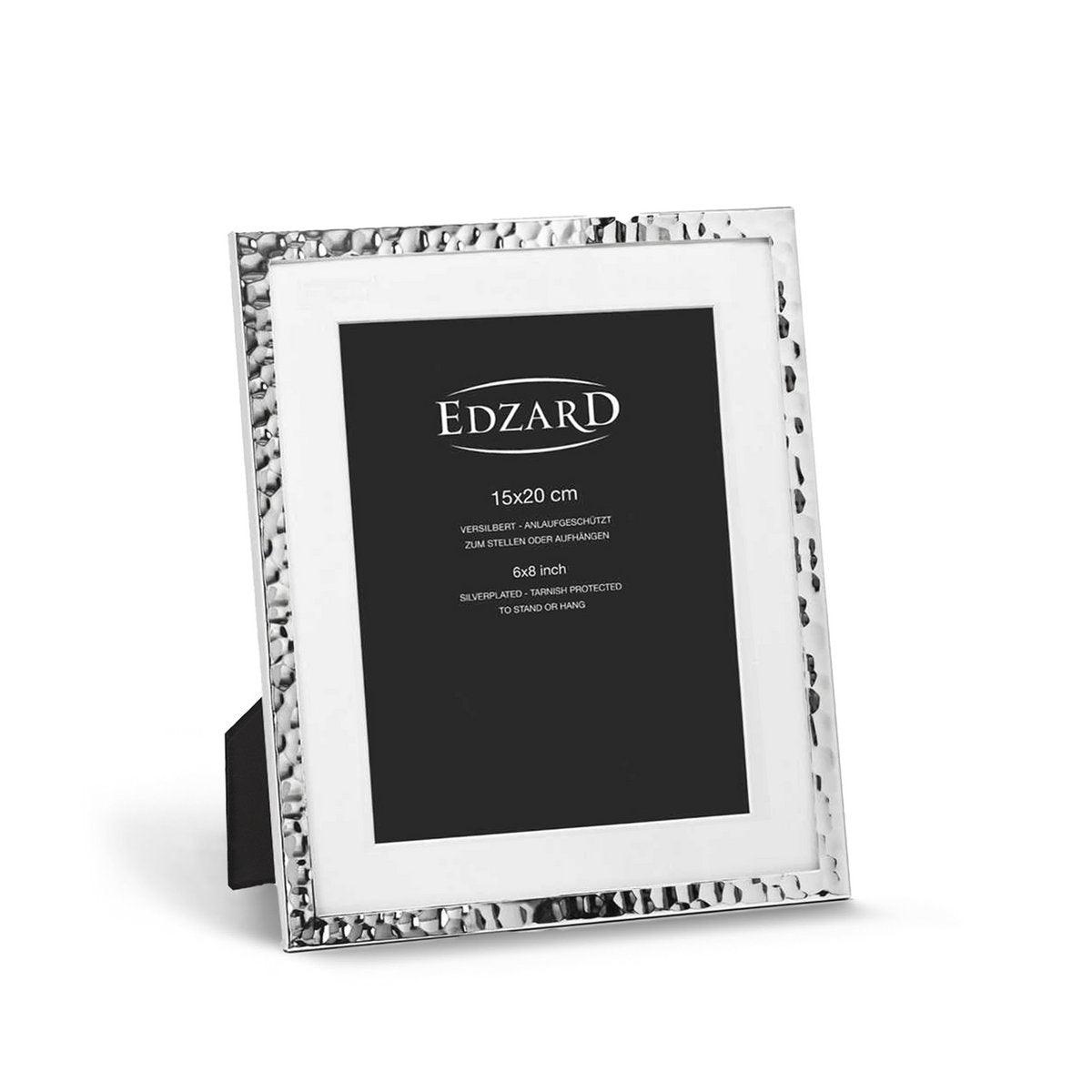 EDZARD Fotorahmen Fano für Foto 15 x 20 cm, Passepartout, edel versilbert, anlaufgeschützt, 2 Aufhänger - HomeDesign Knaus